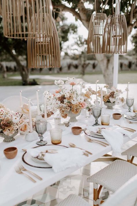 White And Gold Plates, Gold Plates, Deco Champetre, Wedding Table Designs, Dried Florals, Neutral Wedding, Lesson Planning, Wedding Table Decorations, Deco Floral