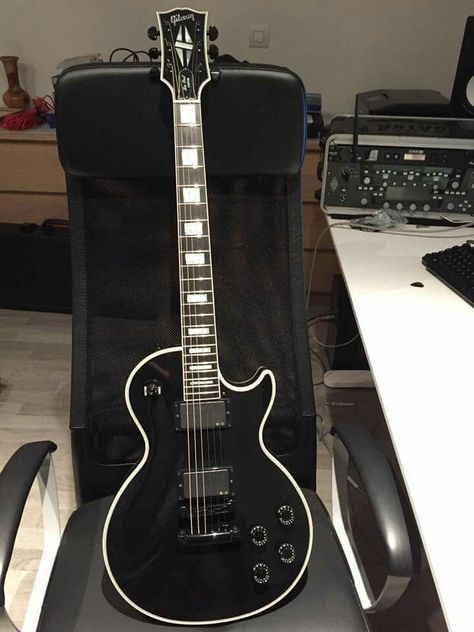 Black Gibson Les Paul, Gibson Guitars Electric, Black Les Paul, Gibson Les Paul Black, Dream Guitar, Gibson Les Paul Custom, Black Electric Guitar, Black Guitar, Guitar Rig