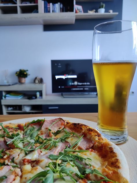 #homemade #pizza #foodlover #foodideas #beer #netflix #relax #chill Netflix And Chill, Homemade Pizza, Vegetable Pizza, Food Lover, Pizza, Beer, Pizzas