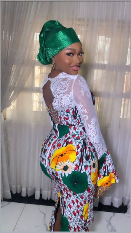 Owanbe Styles, Lace Styles For Wedding, Aso Ebi Lace Styles, Lace Dress Classy, Ankara Dress Designs, Nigerian Lace Styles Dress, Long African Dresses, Best African Dresses, Funky Dresses