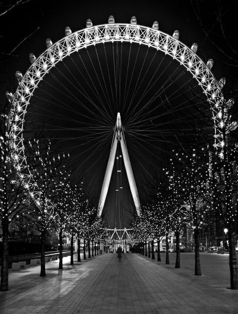 Halloweenský Makeup, The London Eye, Black And White Photo Wall, London Photography, Black And White Aesthetic, Black N White Images, London Eye, Black White Photos, Black N White