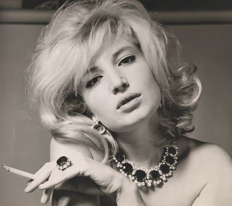 14 Italian Style Icons Through the Years Monica Vitti, The Blonde Salad, Black And White Photograph, Italian Actress, Donatella Versace, Estilo Preppy, Sophia Loren, Italian Style, Old Hollywood