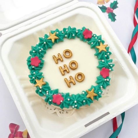 The Bento cake is trending all over Instagram. This Korean cake looks adorable as it is a mini cake nestled in a takeout box. Its simple decoration makes it stand out and easy to bake at home. Credit - @whishnwhipbyishmaishana #christmasdecore Simple Mini Cake Designs, Bento Cake Design Ideas, Bento Cake Design, Easy Christmas Breakfast, Cake Design Ideas, Christmas Pastries, Christmas Themed Cake, Easy To Bake, Christmas Cake Designs