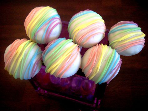 cake pops Rainbow Cake Pops, Strawberry Cream Cakes, Ideas Fiesta, Pop Ideas, Rainbow Birthday Cake, Cookies Bars, Cupcakes Decorados, Rainbow Food, Cookie Pops