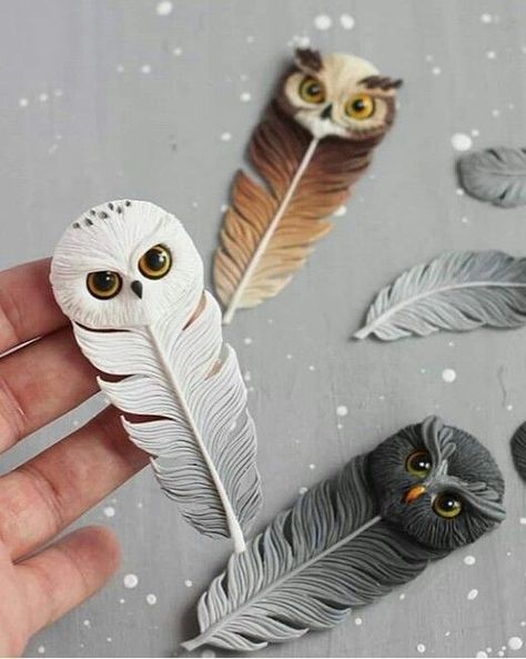 Polymer Clay Crafts Sculpting, Polymer Clay Steampunk, Polymer Clay Kunst, Polymer Clay Owl, Crea Fimo, Bookmark Diy, Clay Owl, Tanah Liat, Feather Painting