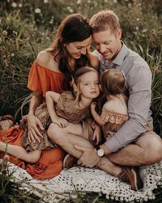 20 Best Spring Family Photoshoot Outfits to Try in 2021 Family Photo Outfits Winter, Family Portrait Outfits, Cute Family Photos, Family Photoshoot Poses, Fall Family Portraits, Family Portrait Poses, Fall Family Photo Outfits, Family Photoshoot Outfits, Outdoor Family Photos