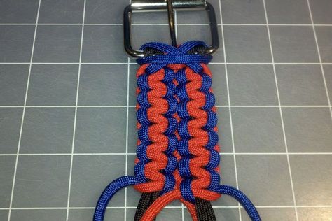 Picture of Two-Colored Belts Cobra Knot, Paracord Belt, Cobra Weave, Paracord Braids, Rope Projects, Paracord Knots, Diy Step By Step, Paracord Keychain, Paracord Survival