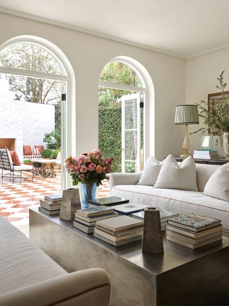 Old Hollywood Spanish Mission-Style Homes Lovingly Refreshed | Homes To Love Modern Luxury Sofa, Spanish Mission Style Homes, Spanish Inspired Home, Belle Magazine, Mission Style Homes, Outdoor Renovation, Australian Interior Design, Banquette Seating, Design Rules