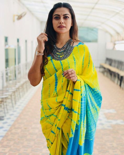 Anusree Nair in yellow tie dye saree 3 Saree Dyeing Ideas, Anusree Nair, Tie Dye Saree, Yellow Blouse Designs, Velvet Blouse Design, Shibori Sarees, Blue Tye Dye, Yellow Tie Dye, Dye Patterns