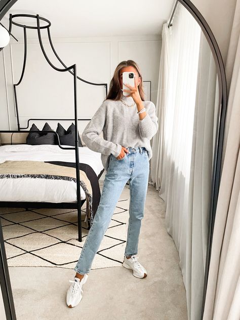 Levis 501 Cropped Outfit, 501 Cropped Jeans Outfit, Levi 501 Outfit, Straight Cropped Jeans Outfit, Levi 501 Jeans Women Outfit, 501 Jeans Outfit, 501 Levis Women Outfits, Crewneck And Jeans, Levi 501 Jeans Women