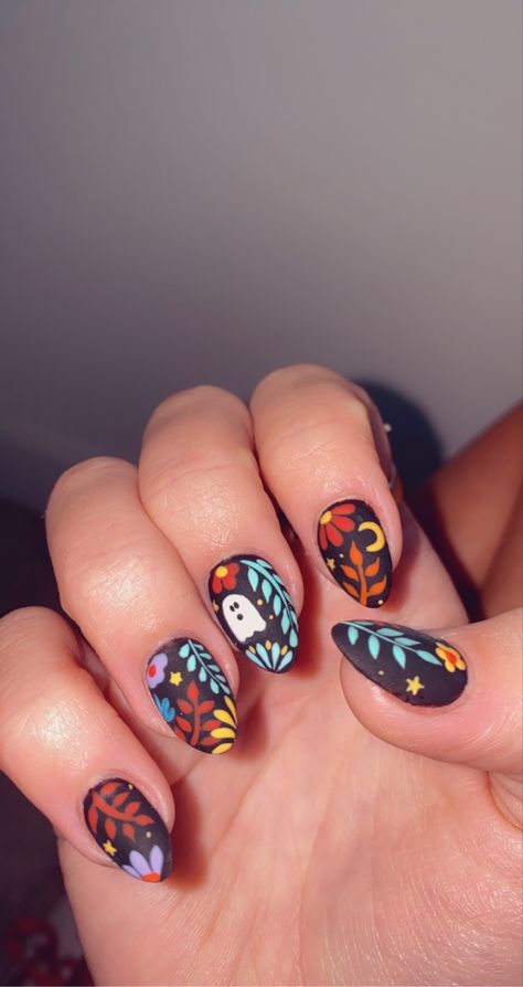 acrylic nail ghost nail boho halloween nails Skull Nail Art Short Nails, Halloween Flower Nails, Boho Nail Design, Ghost Flower Nails, Floral Ghost Nails, Retro Halloween Nails, Boho Halloween Nails, Hippie Nail Art Boho, Dia De Los Muertos Nail Ideas