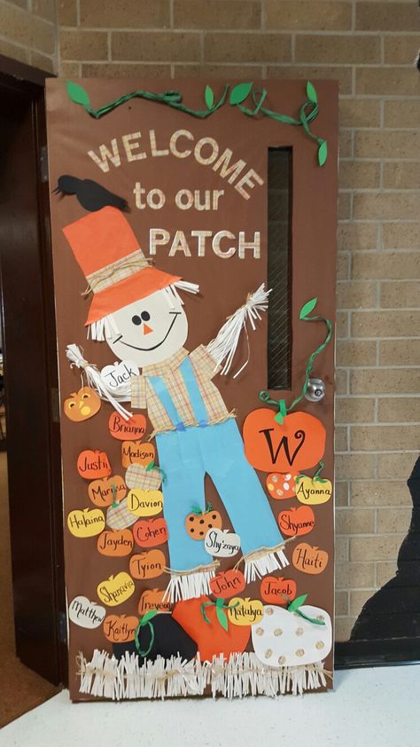 October Preschool Door Decorations, Character Door Decorations Classroom, November Door Decorations Preschool, September Door Decorations, Fall Office Door Decorations, Fall Daycare Door Ideas, Fall Classroom Door Decorations, Thanksgiving Door Decorations Classroom, Thanksgiving Classroom Door