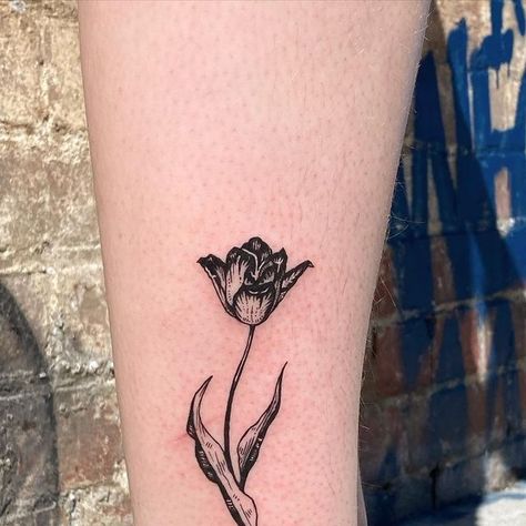 SILLY LITTLE TATTOOIST on Instagram: "Little flash tulip 🌷 thanks for choosing such a sweet piece Carmen! ❤️ #tattoo #flowertattoo #brisbanetattoo #brisbanetattooartist #illustrativetattoo" Tattoo Silly, Brisbane Tattoo, Tattoo Dark, Flower Tat, Tulip Tattoo, August 19, Tattoo Artists, Flower Tattoo, Tatting