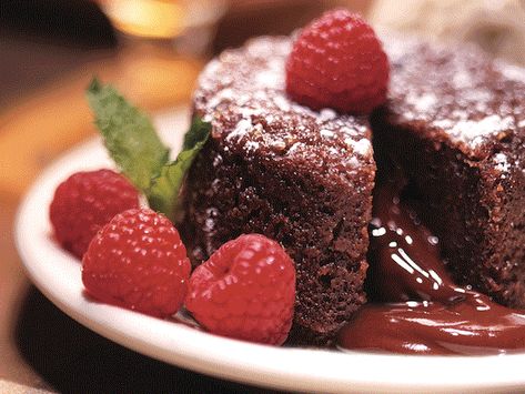 Small Individual Cakes, Hot Chocolate Cake, Molten Chocolate Lava Cake, Souffle Dish, Molten Lava Cakes, Protein Packed Meals, Individual Cakes, Molten Chocolate, Chocolate Lava Cake