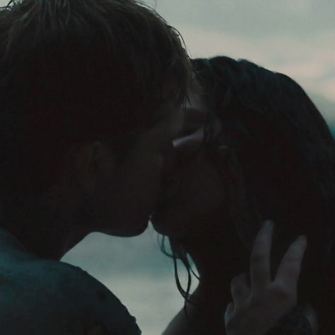 Hunger Games Kiss, Hunger Games Josh Hutcherson, Peeta And Katniss, Hunger Games Katniss, Hunger Games Memes, Finnick Odair, Katniss And Peeta, Hunger Games 3, Peeta Mellark