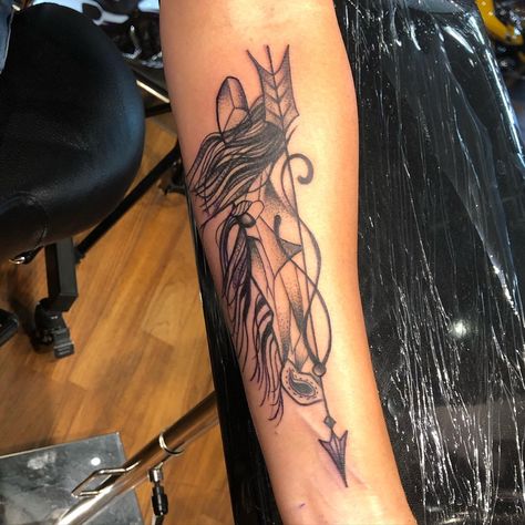 Horse Arrow Tattoo, Horse And Feather Tattoo, Native American Horse Tattoo, Indian Horse Tattoo, Classy Tattoos For Women, Horse Tattoos, Indian Feather Tattoos, Cowgirl Tattoos, Shirt Patterns