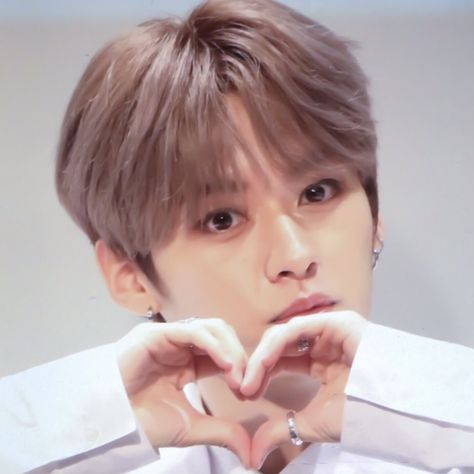 Lee Know Finger Heart, Lee Know Cute Pictures, Lee Know Cute Pics, Lee Know Happy, Pink Lee Know, Blue Lee Know, Lee Know Heart, Leeknow Funny, Lee Know Pictures