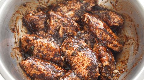 Chicken Wings with Coffee Rub Recipe - QueRicaVida.com Coffee Rub Chicken, Coffee Rub For Ribs, Coffee Meat Rub, Marinate Chicken Wings, Coffee Rub Steak, Best Dry Rub Chicken Wings, Coffee Rub Recipe, Marinated Chicken Wings, Meal Planing