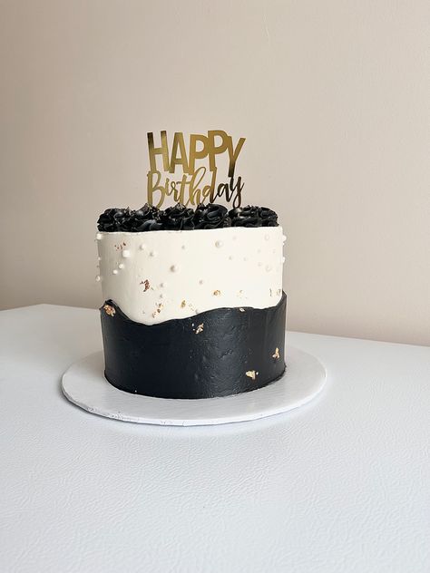 Black cake ides for birthdays Black And White Theme Cake, Black Themed Birthday, Minimalist Cakes, Beauty Iphone Wallpaper, White Birthday Cakes, Fine Dinnerware, Black Cake, Cake White, Modern Cakes