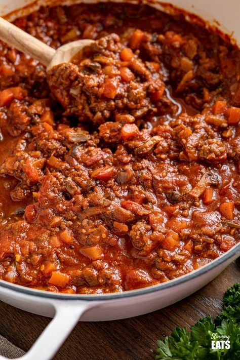 Best Ever Rich Spaghetti Bolognese  - Enjoy a delicious bowl of this homemade Rich Spaghetti bolognese - a firm family favourite. #beef #pasta #slimmingworld #weightwatchers #bolognese Bolognese Recipe Easy, Spaghetti Bolognese Recipe, Best Spaghetti, Bolognese Recipe, Lasagna Pasta, Beef Pasta, Eat Beef, Mince Recipes, Spaghetti Bolognese