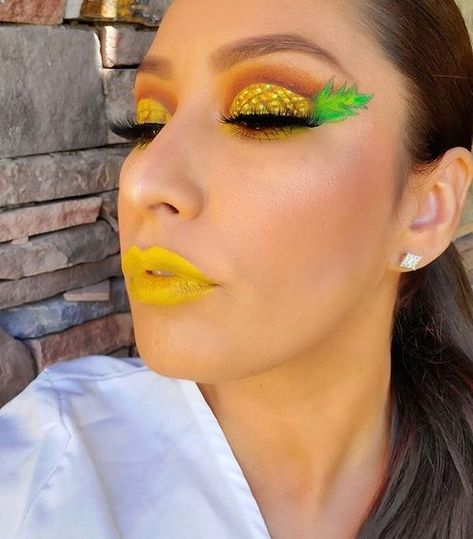 Pineapple Eye Makeup, Pineapple Makeup Look, Fruit Eye Makeup, Fruit Makeup Looks, Fruit Inspired Makeup, Yellow Eyeshadow Looks, Fun Makeup Ideas, Pineapple Makeup, Hawaii Makeup