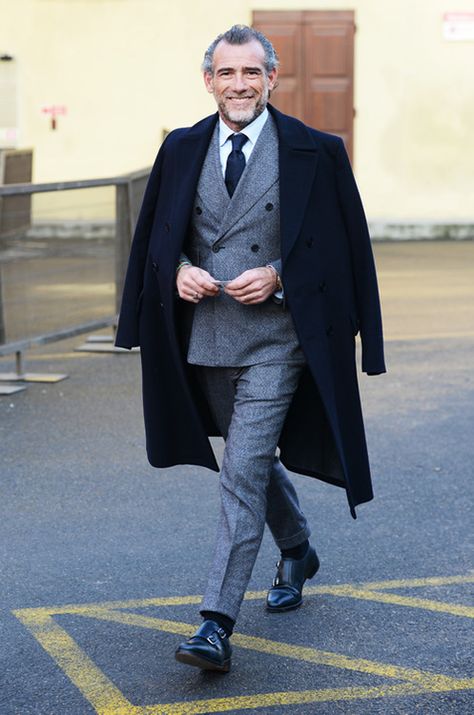 Style Gentleman, Grey Wool Suit, Charcoal Gray Suit, A Man In A Suit, Black Overcoat, Man In A Suit, Older Man, Gents Fashion, Dapper Gentleman