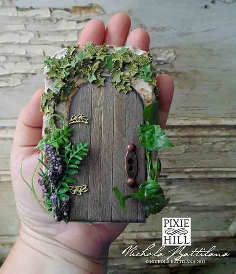 25 DIY Fairy Door Ideas from Popsicle or Wooden Craft Sticks & Rocks Architect Picture, Diy Fairy Door, Happy Inspiration, Altoid Tin, Fairy Furniture, Faeries Gardens, Fairy Crafts, Fairy Garden Houses, Diy Fairy