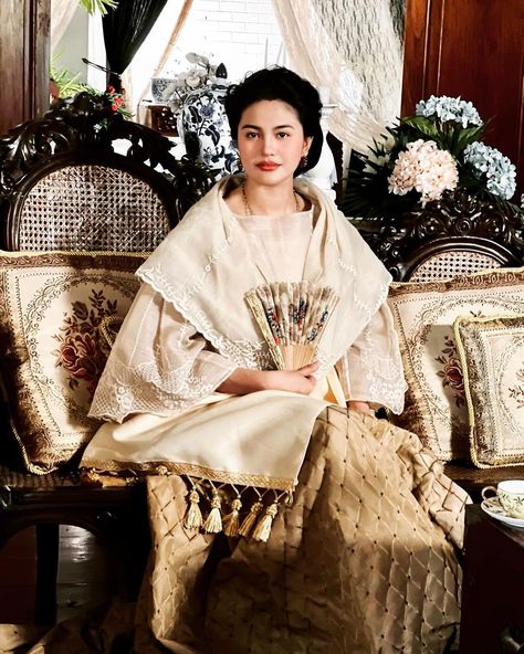 Maria Clara At Ibarra, Filipino Traditional Clothing, Filipino Hair, Modern Filipiniana Dress, Filipino Clothing, Filipino Wedding, Filipino Fashion, Filipiniana Dress, Culture Day