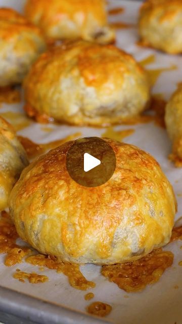 Puff Pastry Burgers, Beef Wellington Bites, Puff Pastry Snacks, Cheeseburger Wraps, Cheese Food, Ground Beef Dishes, Bacon Burger, Appetizers Easy Finger Food, Cheese Burger