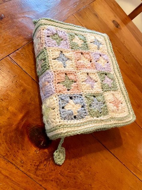 Crochet Bible Cover, Crochet Book Cover, Create A Book Cover, Creative Design Ideas, Crochet Book, Crochet Coaster Pattern, Crochet Braid Styles, Book Wrap, Bible Cover