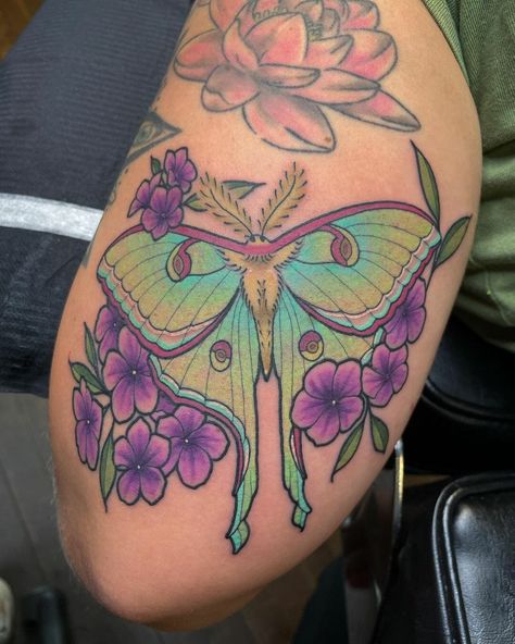 Unique Insect Tattoo, Woodland Tattoo Ideas, Butterflie Tattoo, Back Of Arm Tattoo Ideas, Colorful Moth Tattoo, Woodland Tattoos, Woodland Tattoo, Golden Tattoo, Luna Moth Tattoo