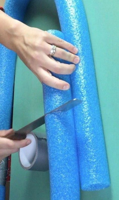 Pool Noodles aren't limited to the pool, cut them into these fun projects too! Diy Noodles, Piscina Diy, Activities With Kids, Noodles Ideas, درج السلم, Pool Noodle Crafts, Pool Noodle, Diy Pool, Pool Noodles