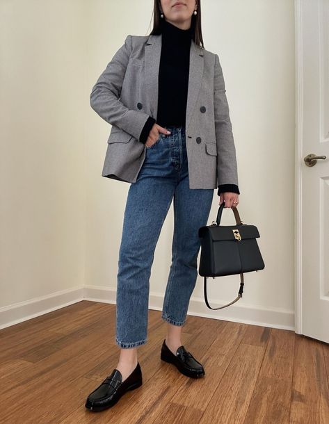 Grey Blazer Outfit Work, Jeans And Loafers Outfit, Grey Blazer Outfit, Loafers Outfits, Jeans Outfit Winter, Loafers Outfit, Jeans Outfit Women, Classic Outfit, Blazer Outfit