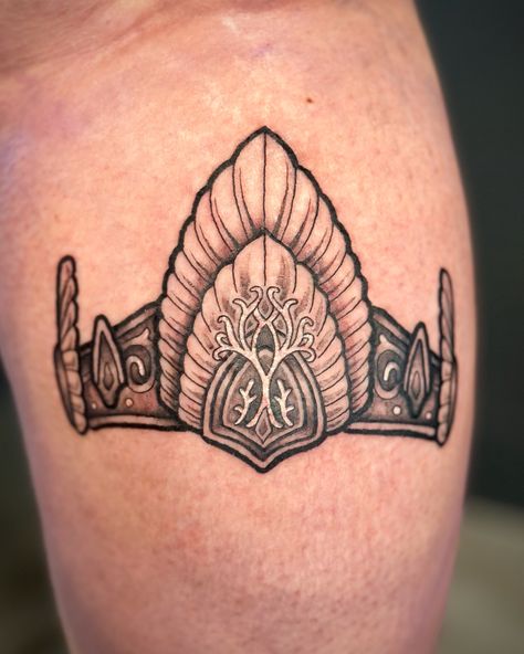 LoTR flash!!! Super pumped with this Crown of Gondor flash piece I did. I’ve got a couple LoTR tattoos I’ve done in the past couple weeks, and I can’t wait to post them all. 👑✨ • • • #tattooshop #tattoo #tattooart #flashtattoo #flashtattooart #tattooflash #tattooflashart #lordoftherings #lordoftheringstattoo #lotr #lotrtattoo #lotrflash #lordoftheringsflash #aragorn #aragorntattoo #utahtattooartist #utahtattoo #slctattoo #slctattooartist #saltlakecitytattoo #saltlakecitytattooartist #slc #uta... Aragorn Crown Tattoo, Gandalf Staff Tattoo, Aragorn Crown, Crown Of Gondor, Gandalf Staff, Lotr Tattoo, Lord Of The Rings Tattoo, H Tattoo, Crown Tattoo