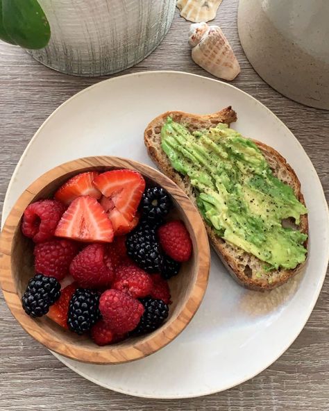 Essen Aesthetic, Trendy Snacks, Toast With Avocado, Healthy Breakfast Toast, Early Morning Run, Fruits Bowl, Healthy Lunch Snacks, Trendy Food, My Morning Routine