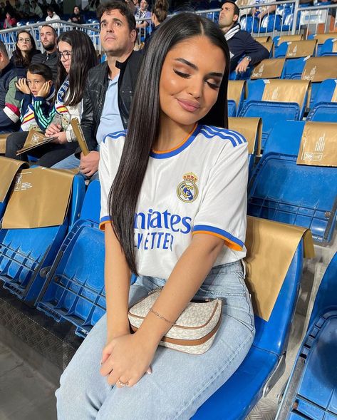 Real Madrid Shirt Outfit, Madrid Jersey Outfit, Real Madrid Jersey Outfit, Soccer Mom Haircut, Jersey Outfit Women, Madrid Girl, Madrid Outfits, Real Madrid Jersey, Madrid Jersey