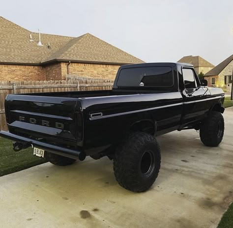 All Black Truck, Country Trucks, Ford Trucks F150, Black Truck, Old Ford Trucks, Vintage Pickup Trucks, Classic Ford Trucks, Old Pickup Trucks, Classic Automobiles