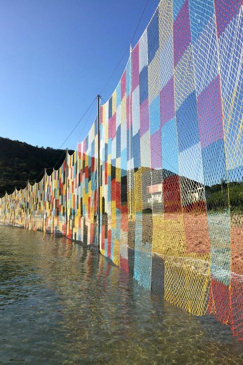 Yasuaki Igarashi,  Sora-Ami:Knitting the Sky , Setouchi Triennale 2016. Image by Yasuaki Igarashi Fish Installation, Beach Installation Art, Sea Installation, Hanging Art Installation, Water Instalation Art, Net Installation Art, School Of Fish Art Installation, Outdoor Restaurant Patio, Outdoor Installation