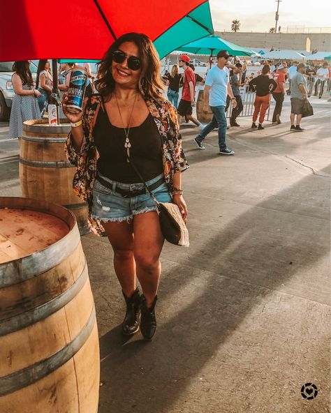 Short Cowboy Boots Outfit Summer, Cowboy Boot Outfits Women, Ankle Boots Outfit Summer, Cowgirl Boots Outfit Summer, Concert Festival Outfit, Shorts And Cowboy Boots Outfit, Cowboy Boots Outfit Summer, Boots And Shorts, Short Cowboy Boots Outfit