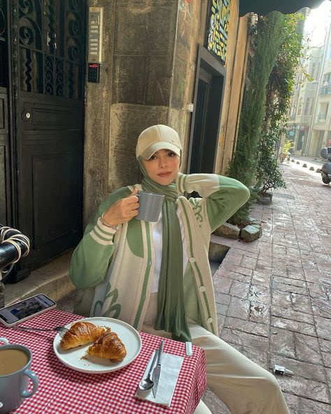 Hijab With Hat Outfit, Hijab And Hat Outfit, Hijab Fashion With Cap, Hijab With Hat Style Summer, Hijabi Hat Outfits, Cap Inspo Outfit, Hijabi Cap Outfit, Hat Hijab Outfit, Cap Hijab Style