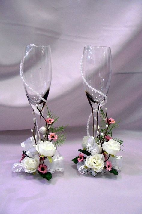 Wedding Champagne Flutes Diy, Wedding Glasses Decoration, Champagne Glasses Decorated, Wine Glass Decor, Bride And Groom Glasses, Wedding Wine Glasses, Wedding Champagne Glasses, نباتات منزلية, Decorated Wine Glasses