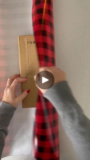 Gift Wrapping Tutorial, Gift Wrapping Techniques, Gift Wrapping Inspiration, Gift Wrapping Ideas, Holiday Wrap, Gift Wrapping Bows, Present Wrapping, Diy Crafts Room Decor, Wrapping Ideas