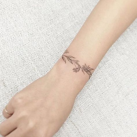 Designed with gorgeous fine lines and soft hues, these floral bracelet tattoos are the perfect accessories. Bracelet Tattoo For Man, Armband Tattoos For Men, Wrist Bracelet Tattoo, Cuff Tattoo, Guy Fashion, Bracelet Tattoo, Cool Wrist Tattoos, Armband Tattoos, Small Wrist Tattoos