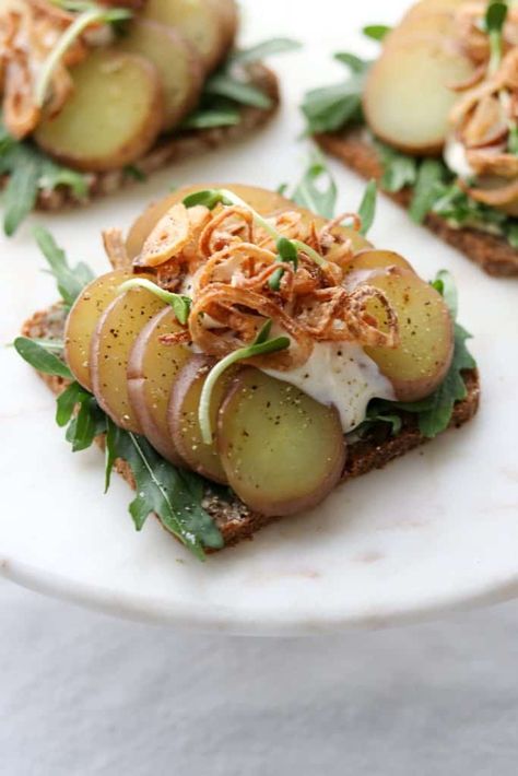 An easy recipe for a classic Scandinavian open sandwich featuring sliced new potatoes, garlicky mayo and irresistable crispy fried shallots. Scandinavian Dishes, Danish Rye Bread, Spring Hygge, Food Potatoes, Danish Recipes, Open Sandwich, Viking Food, Scandinavian Recipes, Crispy Shallots