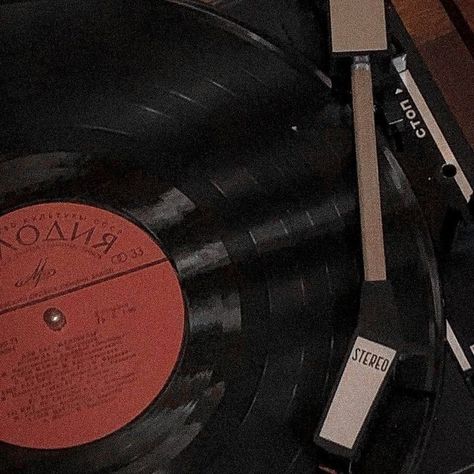 Music Record Aesthetic, Record Icon Aesthetic, Lisztomania Aesthetic, Old Record Player Aesthetic, Record Aesthetic Vinyl, Music Records Aesthetic, Vinyl Player Aesthetic, Vinyl Record Player Aesthetic, Recording Aesthetic