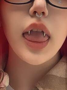 Vampire Piercing, Piercing Mouth, Paris Hilton Aesthetic, Mouth Piercings, Tooth Jewelry, Piercing Chart, Dental Braces, Jewelry For Girls, Vampire Teeth