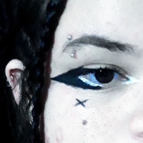 Goth Eyeliner Looks For Hooded Eyes, Thick Winged Eyeliner Goth, Goth Makeup School, Downturned Eyeliner Alt, Alt 2020 Makeup, Eyeliner Ideas Alt, Down Turned Eyeliner, Simple Goth Eyeliner, Hippie Goth Makeup