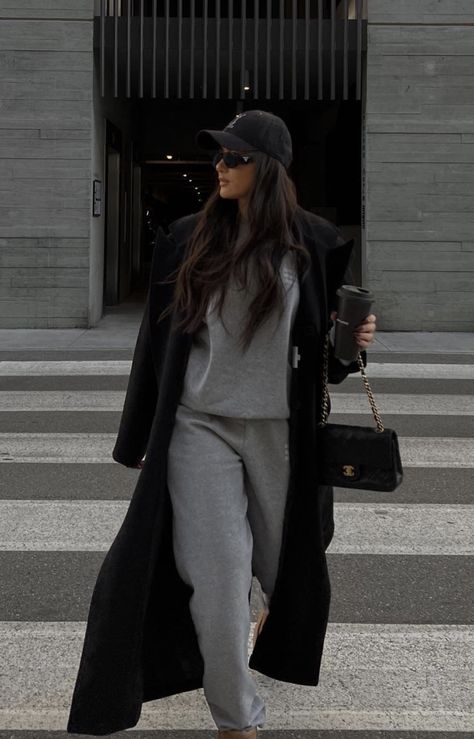 Cold Cloudy Day Outfit, Gray Trench Coat Outfit, Long Grey Coat Outfit, Cloudy Day Outfit, Cloudy Day Outfits, Gray Trench Coat, Cold Rainy Day Outfit, Nyc Outfits, Trench Coat Outfit