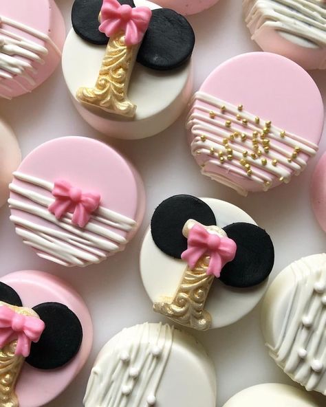 𝒫𝒾𝓃: 𝑔𝑜𝓁𝒹𝓈𝒽𝑜𝓇𝓉𝓎 💌 Biscotti Minnie, Diy Cake Recipes, Cupcakes Minnie Mouse, Minnie Mouse Birthday Theme, Minnie Mouse Cookies, Chocolate Covered Strawberry Recipe, Minnie Mouse First Birthday, Mickey Mouse Baby Shower, Mini Dessert Cups