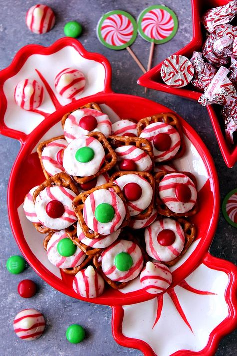 Easy Chocolate Caramel Pretzel Bites Recipe Pretzel Candy Recipes, Caramel Pretzel Bites, Pretzel Candy, Christmas Pretzel, Pretzel Bites Recipe, Peppermint Pretzel, Christmas Pretzels, Pretzel Bites Recipes, Chocolate Caramel Pretzels